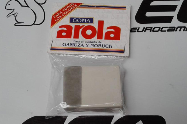 Eurocamping > AROLA GOMA LIMPIADORA - Goma especialmente formulada para lograr la mejor limpieza en seco de artículos de gamuza y nobuck, recobrando también